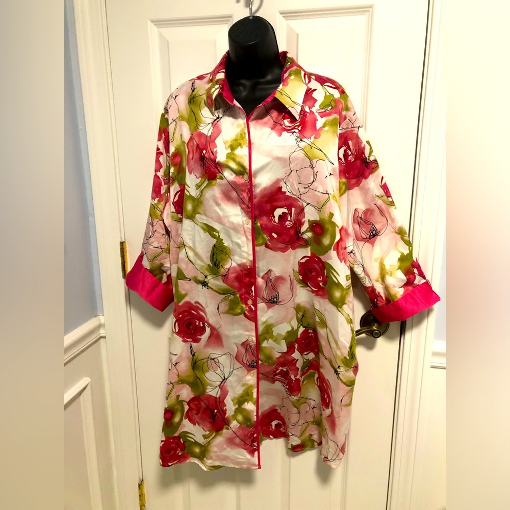 Valerie Steven’s Woman 2X night shirt (or short robe). Button down and collar